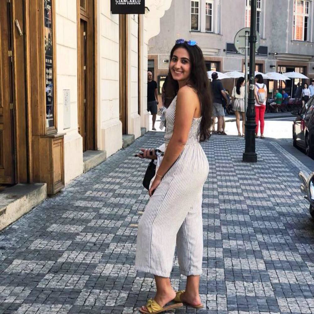 Meet your Posher, Evita